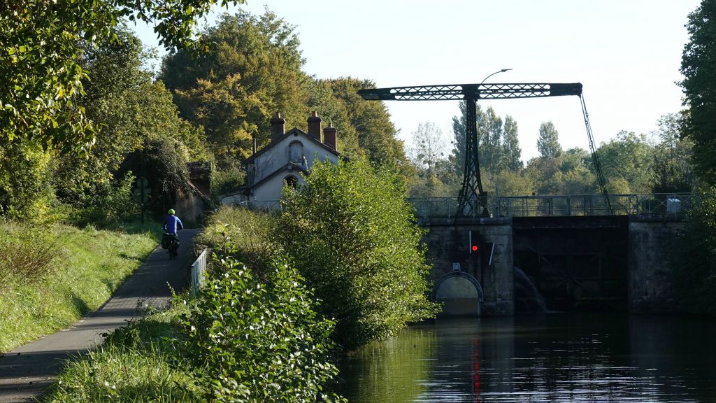 Le long du canal de Briare, toutes les écluses sont  sur ce modèle